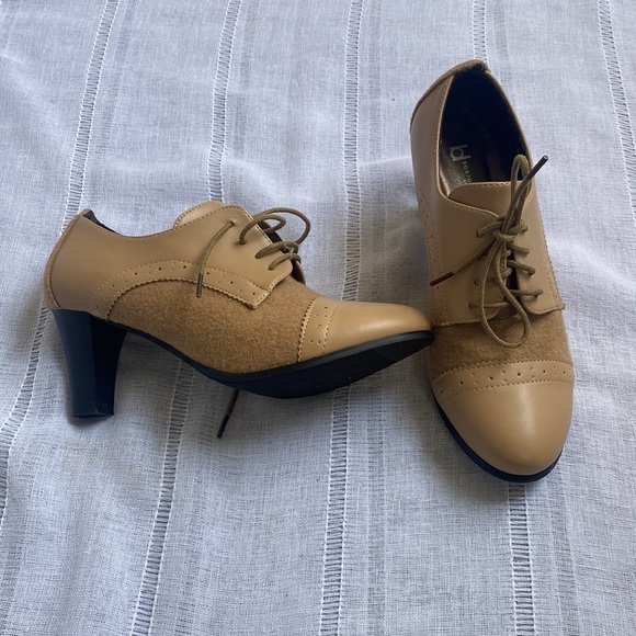 Boston Design Studio tan Oxford heels. - Picture 9 of 10